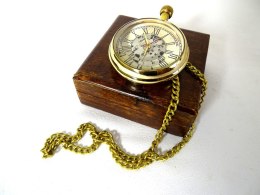 Zegarek mechaniczny retro w pudełku drewnianym